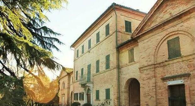 In vendita Villa Trionfi Honorati: tre piani, piscina e pure la chiesa. I 3 fratelli proprietari della dimora del ‘700: «Spiace, ma per noi è troppo grande»