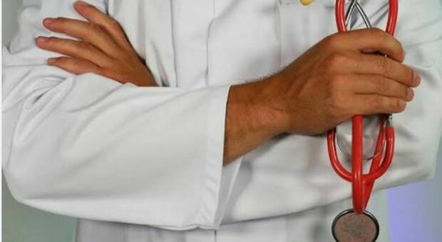 ​Farmaci non prescrivibili scatenano la rabbia di madre e figlio, 3 feriti all'ASL
