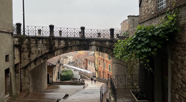 Il centro storico di Perugia sotto la pioggia