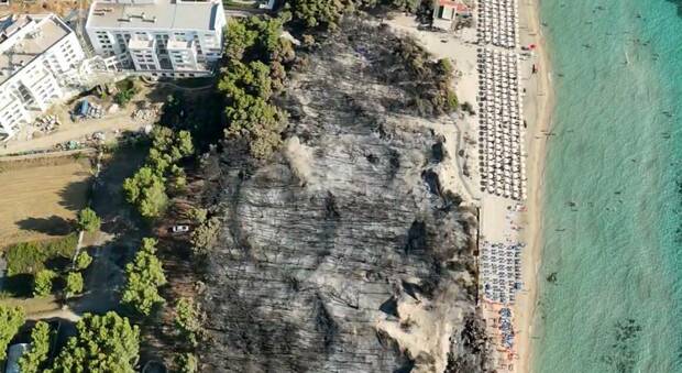 Incendi in Puglia: a Gallipoli chiuse le aree a rischio crollo, 150 ettari di macchia bruciati a Peschici