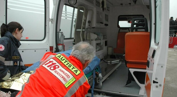 Moto si schianta contro auto sulla statale Valsugana: giovane motociclista trasportato in ospedale. &Egrave; gravissimo