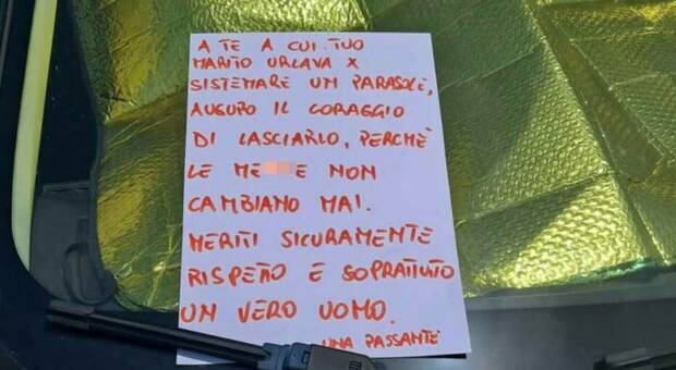 «A te a cui tuo marito urlava per sistemare un parasole, auguro il coraggio di lasciarlo»: il biglietto anonimo
