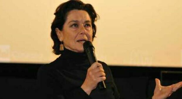  Monica Guerritore e il tumore, il racconto dopo la chemioterapia: «Ho serrato i denti» 