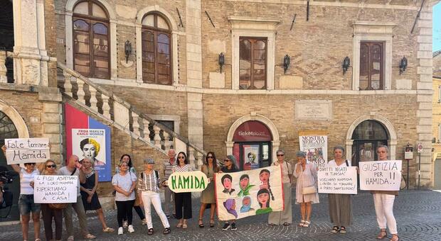 «Non vede i figli da mesi, le istituzioni intervengano»: protesta in piazza a Fermo per la madre bloccata in Tunisia