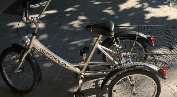 «Gesto vile sotto il sole»: rubata di nuovo la bici speciale a un ragazzo invalido a Senigallia