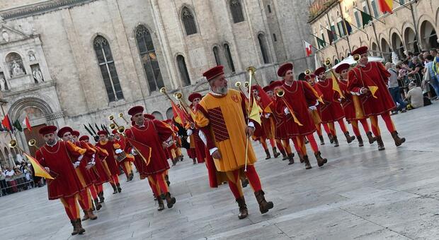 Ascoli, bollino rosso per il caldo, la Quintana si adegua: partenza alle 16