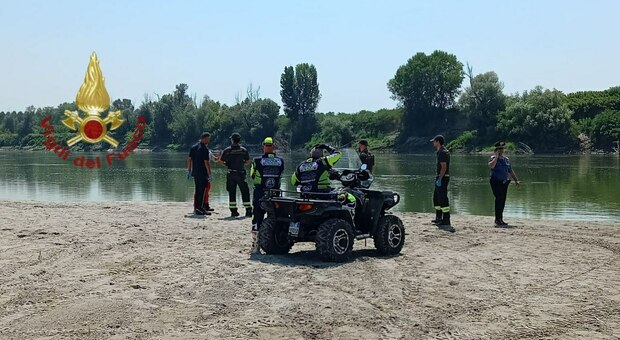 Pap&agrave; si tuffa nel Po per salvare la figlia e l'amichetta, recuperato il corpo senza vita del 34enne