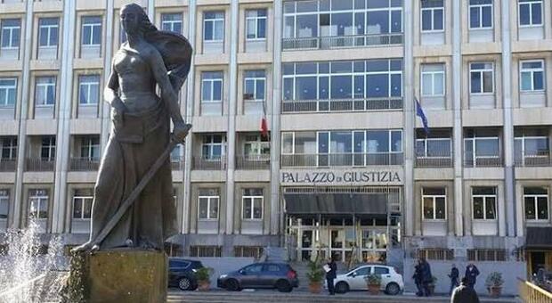 Bibite zuccherate alla madre diabetica e punizioni di notte: 30enne a processo