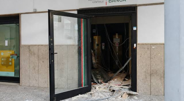 Assalto con esplosivo a un bancomat a Bari: banditi in fuga nella notte