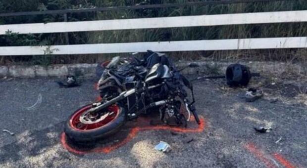  Carabiniere si scontra con un'auto e viene sbalzato dalla moto: trovato privo di sensi, è in codice rosso 