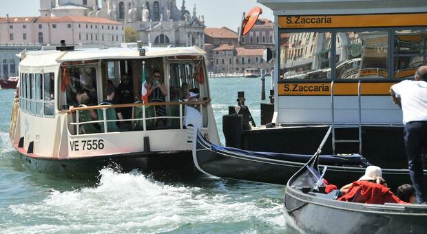 Coppia litiga sul vaporetto, il marinaio Actv interviene per calmare i fidanzati ma viene scaraventato in acqua dal 30enne