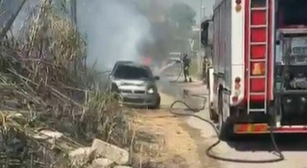 Incendi sulla litoranea a Marina di Pulsano: auto inghiottite dal fuoco
