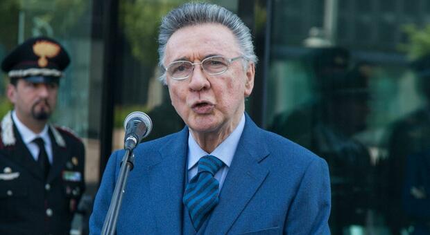 Incidente per l'ex ministro Carlo Fracanzani: soccorso dopo una caduta