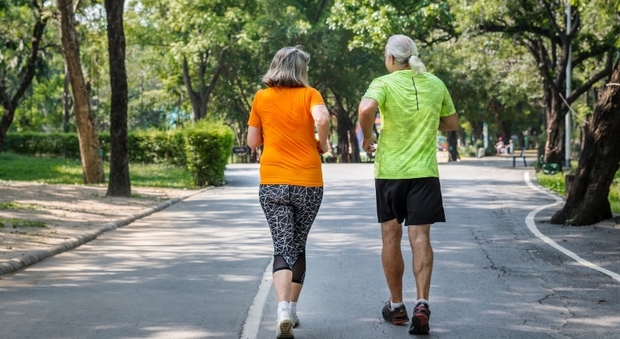 Corsa o camminata veloce? Cosa scegliere d'estate col caldo e quale fa dimagrire prima: vantaggi e svantaggi