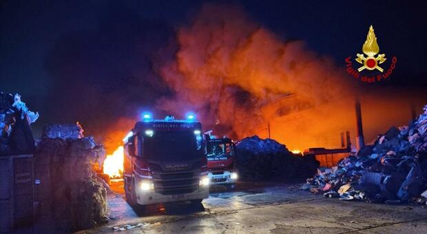San Benedetto, un altro incendio all’Italservizi. «Uova e ortaggi, no al consumo» San Benedetto, un altro incendio all’Italservizi. «Uova e ortaggi, no al consumo»