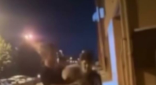  Afragola, anziano bullizzato da baby gang: afferrato e scaraventato a terra 
