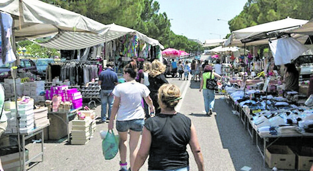 Mercati serali, da oggi si riparte: ma gli operatori sono divisi