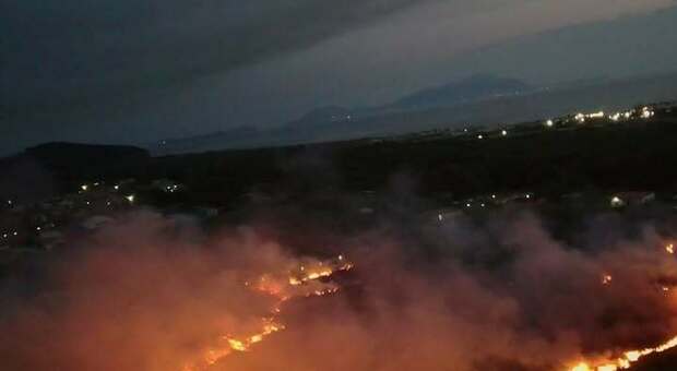  Incendio nella notte all'ex base di Licola: fiamme nell'area militare dismessa, si attendono accertamenti 