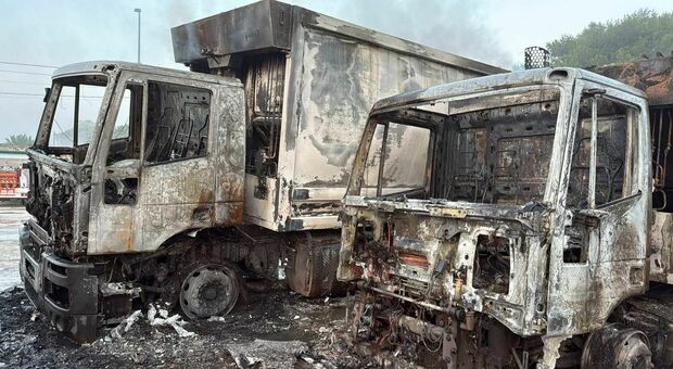 Incendio nel deposito di rifiuti: tre mezzi carbonizzati