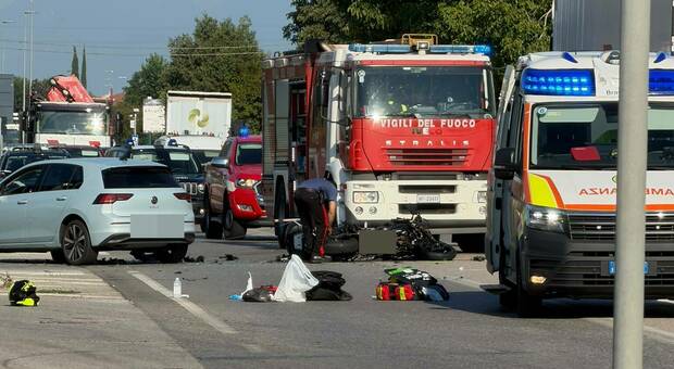 Incidente tra moto e auto in via Castellana: feriti i conducenti dei due mezzi