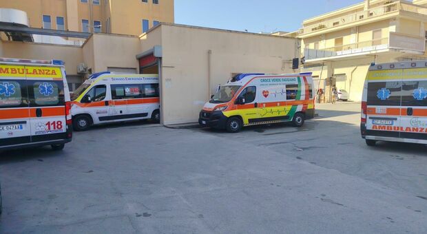 Manduria, aumenta la popolazione (con i turisti) e l'ospedale va in tilt: ambulanze in coda