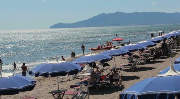 https://statics.cedscdn.it/photos/MED/2026/08/03/9688194_03160703_spiaggia.jpg