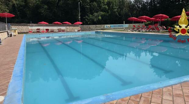 https://statics.cedscdn.it/photos/MED/2026/08/04/9689637_04080028_piscina4.jpg