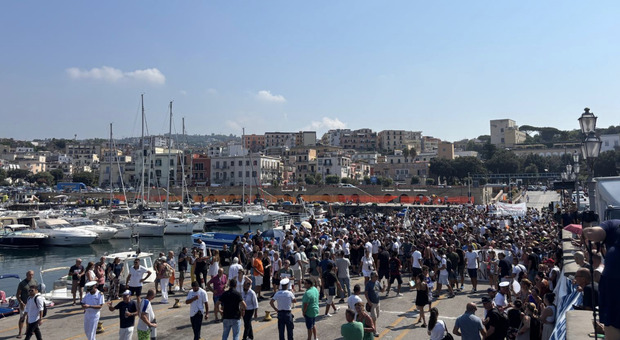  Pozzuoli terremoto, la protesta dei residenti invade il porto: «Siamo stanchi, abbiamo bisogno di aiuto» 