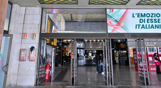 Dispositivi per clonare le carte di pagamento installati nelle biglietterie automatiche della stazione di Venezia Santa Lucia: due denunciati