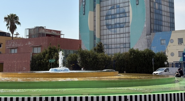  Napoli, tornano acqua e colori nella fontana di via Argine: rivive l?opera di Daniel Buren 