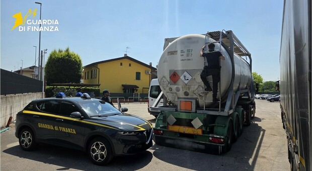 Tir trasporta benzina di contrabbando: la Guardia di finanza sequestra 33mila litri. Conducente denunciato