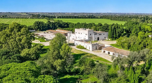 In vendita la villa di lusso a due passi dal mare: masseria fortificata, oltre 2.400 metri quadri, qui fu ospitato il re