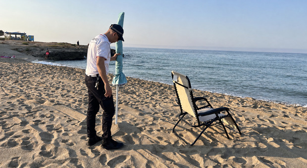 Ombrelloni posizionati per prendere posto sulla spiaggia: multe di 400 euro nel Salento. Il blitz all'alba