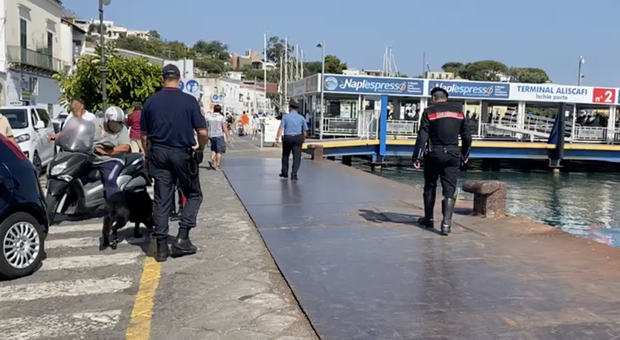  Fingeva di essere residente a Ischia per avere lo sconto: arrestato corteggiatore di Uomini e Donne Senior 