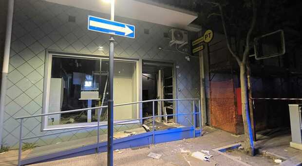 Ancora un assalto a un bancomat: banditi via a mani vuote