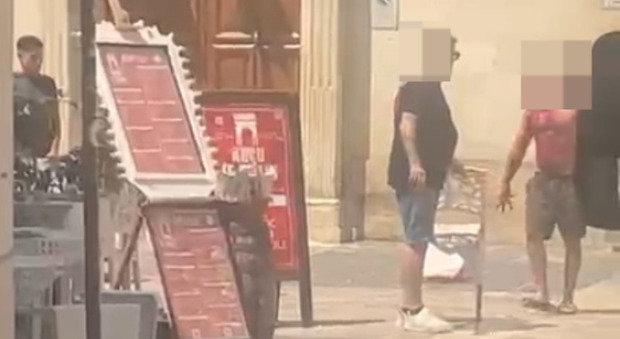 Paura nel centro storico di Lecce: giovane pieno di sangue ha aggredito diversi passanti
