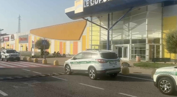 Allarme bomba in due centri commerciali, carabinieri sul posto: strutture evacuate
