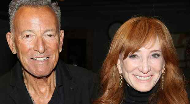 https://statics.cedscdn.it/photos/MED/2026/08/06/9693594_06083724_bruce_springsteen_patti_scialfa_broadway_2025_080326_033252c920814619a9ce51b1a0b0c963.jpg