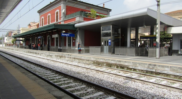  Dramma sui binari della linea Napoli-Salerno, ragazzo travolto da un treno. È gravissimo 