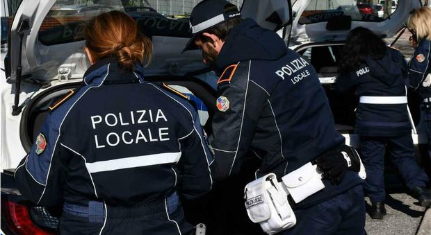https://statics.cedscdn.it/photos/MED/2026/08/06/9694048_06161943_polizia_locale.jpg