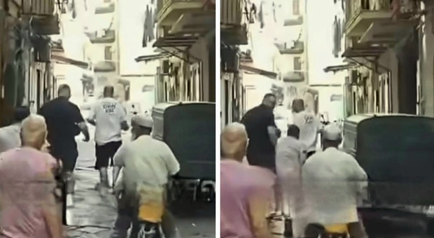  Napoli, scippo sventato da una scivolata: il video 