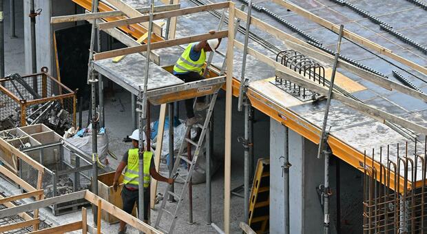 Muratore di 35 anni muore per un malore in cantiere: indagate 6 persone per omissione di soccorso. Era in Italia da 24 ore