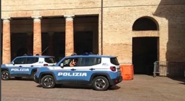 Senigallia, le tira acqua in faccia, lei gli sputa e un cameriere rimedia uno schiaffo Senigallia, le tira acqua in faccia, lei gli sputa e un cameriere rimedia uno schiaffo