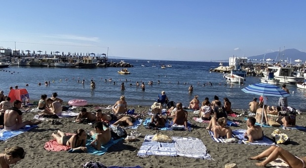  Sequestri a Sorrento, ombrelloni e sedie per occupare il posto 