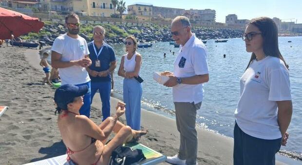  Spiagge, patto con i bagnanti: «Basta plastica e mozziconi tuteliamo le nostre bellezze» 