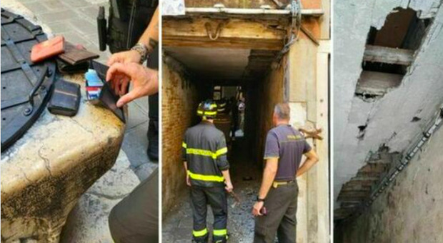  Venezia, crolla controsoffitto e si scopre il nascondiglio dei borseggiatori pieno di portafogli e documenti 