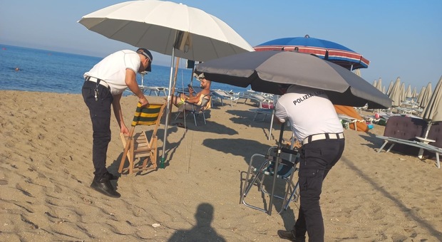 Ombrelloni segnaposto, nuovo blitz sulle spiagge del Salento: scattano sequestri e multe