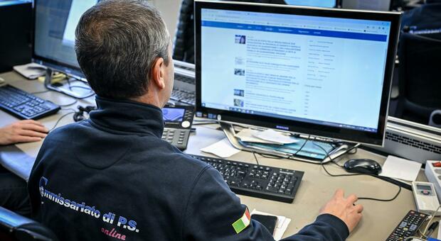 Stalking e revenge porn: 60enne denunciato, «minacciava di pubblicare foto intime»