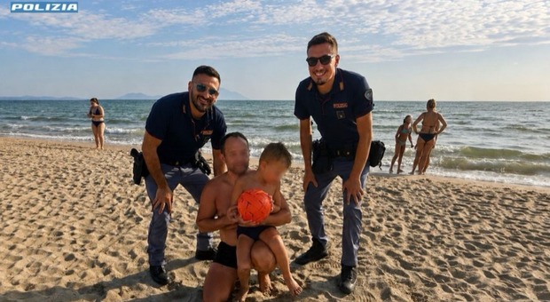  Paura a Castel Volturno: bimbo di 5 anni si perde in spiaggia: ritrovato dalla polizia 