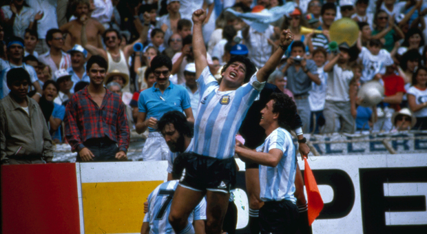 Maradona, il pallone della «Mano de Dios» e del «Gol del Secolo» torna all?asta: stima da record
